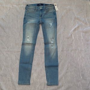 🔥NWT Hollister Low-Rise Super Skinny Blue Jeans. Size: 00-S 23W/28L🔥